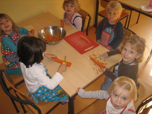 Kitakinder beim Vorbereiten des gemeinsamen Frühstücks